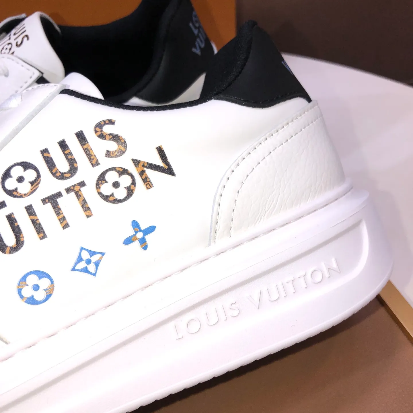 Factory batch 640💰original development, quality shipment, welcome to compare - LV sneaker series sports shoes introduce the loose silhouette of the ready-to-wear series into the spring and summer men's wear shows and make an eye-catching appearance. The cow leather upper is combined with rough fabric laces, and colorful beading highlights the brand's classic elements. LV letters mark the tongue and Monogram floral outsole. Mixed materials Made of top-grain cowhide, thick shoelace design, large Monogram print on the side, mesh lining and cotton feet, the comfort is as extreme as ever, premium heritage, quality first, worth owning! Size: Men’s 38-45 (45 is custom-made and cannot be returned or exchanged)